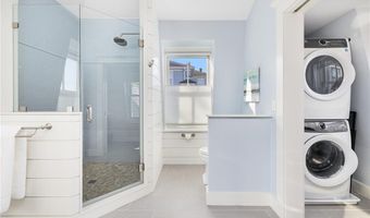 131 Eustis Ave, Newport, RI 02840
