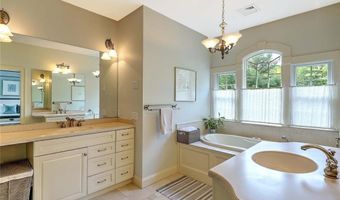10 Owl Tree Ln, East Greenwich, RI 02818