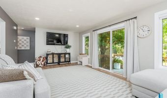 208 W Chapelwood Dr, Brandon, SD 57005