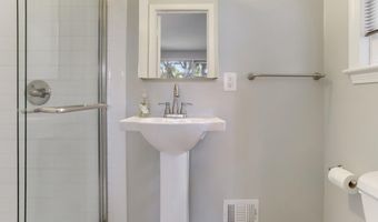 2700 N DINWIDDIE St N, Arlington, VA 22207