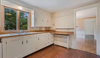 5 Phillips Rd, Falmouth, ME 04105