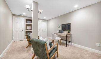 924 Forest Lake Ct, Ballwin, MO 63021