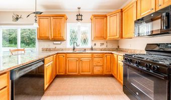 7 Mizzen Ln, Bourne, MA 02532