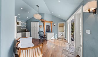 515 State Rd, Aquinnah, MA 02535