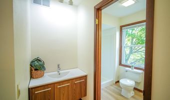 5306 Arapahoe Ln, Madison, WI 53704