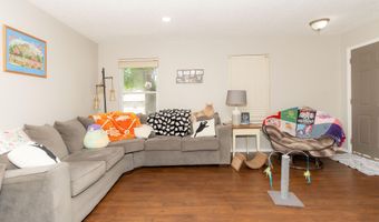 900 E Kirkwood Dr, Aurora, MO 65605