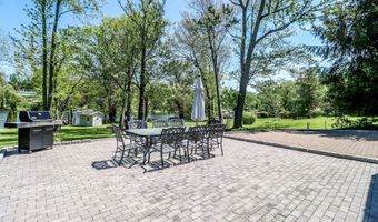 38 N Lake Shore Dr, Brookfield, CT 06804