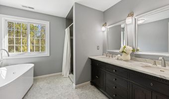 31 Nathan Hale Ct, Cheshire, CT 06410