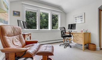 2 Sunnyfield Ln, Falmouth, ME 04105