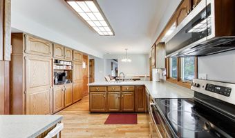 525 Skyline Dr, Algonquin, IL 60102