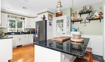 67 Linden St, Middletown, RI 02842