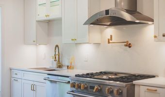 8 CARRIAGE HOUSE Cir, Alexandria, VA 22304
