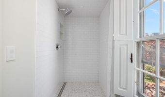 24 Barney St, Newport, RI 02840