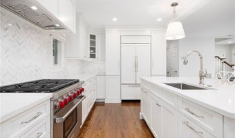 10 Linden Gate Ln, Newport, RI 02840