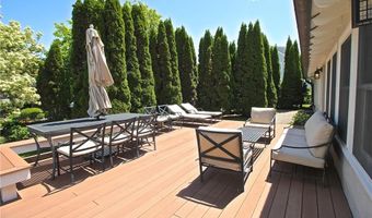 215 Coggeshall Ave, Newport, RI 02840