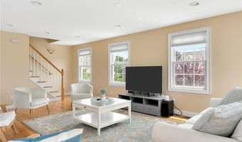 8 Green Acres Dr, Narragansett, RI 02882