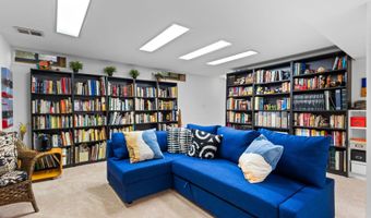2202 Pine Grove Ct, Ann Arbor, MI 48103