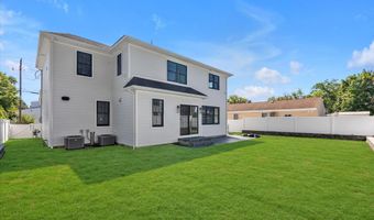 109 Greenway, Albertson, NY 11507