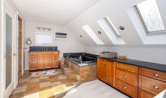 8 Key Ct, Newport, RI 02840