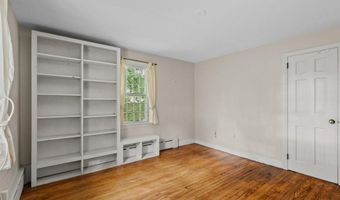 8 North Dr, Middletown, RI 02842