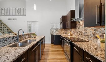 909 Parma Dr, Ballwin, MO 63021