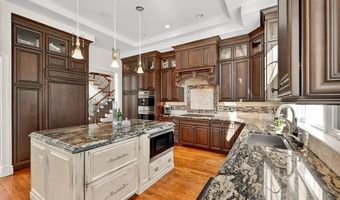 295 Meadowbrook Country Club Est, Ballwin, MO 63011