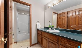 417 E Meadowlark Cir, Brandon, SD 57005