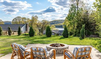 34 Skyline Dr, Brookfield, CT 06804