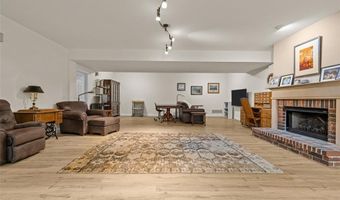 915 Timber Glen Ln, Ballwin, MO 63021