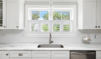36 Wanda St, Narragansett, RI 02882