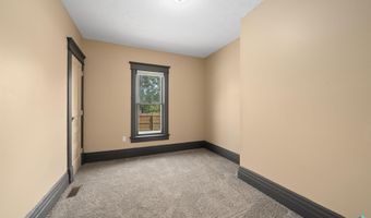 411 N 6th St, Beresford, SD 57004