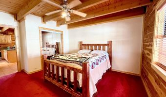 300 Round Up Ln, Bakersfield, MO 65609