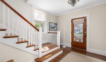 26 Narragansett Ave, Newport, RI 02840