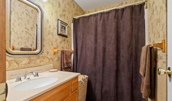 38 Woodside Dr, Albany, NY 12208