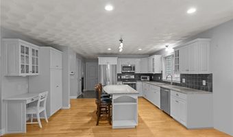 10 Lantern Brook Dr, Lincoln, RI 02865