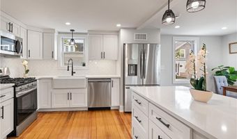 13 Carey St, Newport, RI 02840