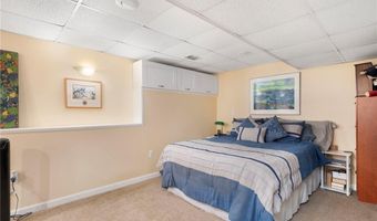 16 Taylor Ln, Warwick, RI 02886