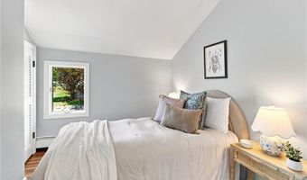 32 King Philip Ave, Barrington, RI 02806