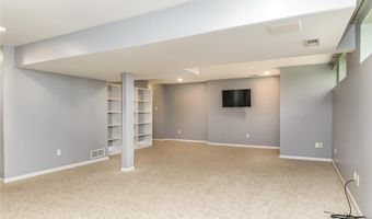 876 Kiefer Trails Dr, Ballwin, MO 63021