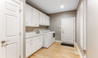 210 Chisholm Ct, Aurora, OH 44202