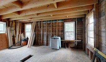 529 Riverside Dr, Auburn, ME 04210