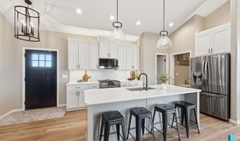 405 N Sunshine Ave, Brandon, SD 57005