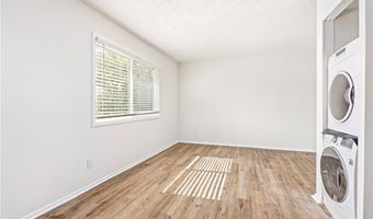 557 W GLENN Ave B-301, Auburn, AL 36830