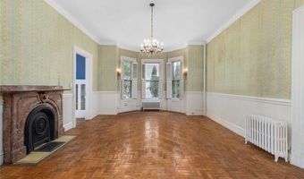 36 Ayrault St, Newport, RI 02840