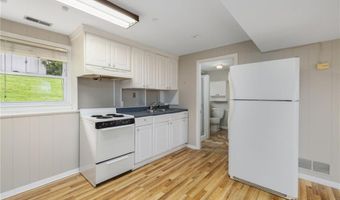23 Algonquin Dr, Middletown, RI 02842