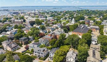 28 Mount Vernon St, Newport, RI 02840