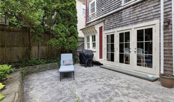 5 Tews Ct, Newport, RI 02840
