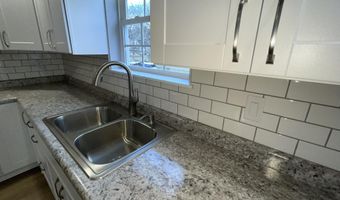 913 Pine Ave, Alma, MI 48801