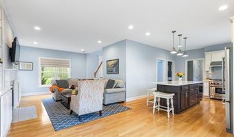 76 Woods Ln, Cranston, RI 02921