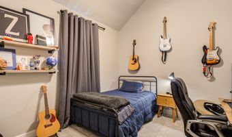 135 Calvin Dr, Wolfforth, TX 79382